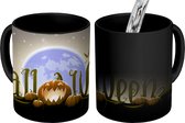 Magische Mok - Foto op Warmte Mok - De letters van Halloween verlicht door de volle maan in een tekening - 350 ML