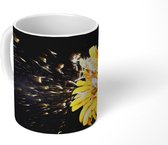 Mok - Een oranje gerbera bloem die op zwarte achtergrond is afgebeeld - 350 ML - Beker