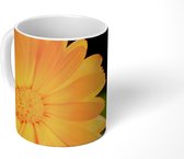 Mok - Close-up van een oranje goudsbloem - 350 ML - Beker