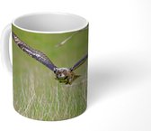 Mok - Een oehoe vliegt over het lage gras - 350 ML - Beker
