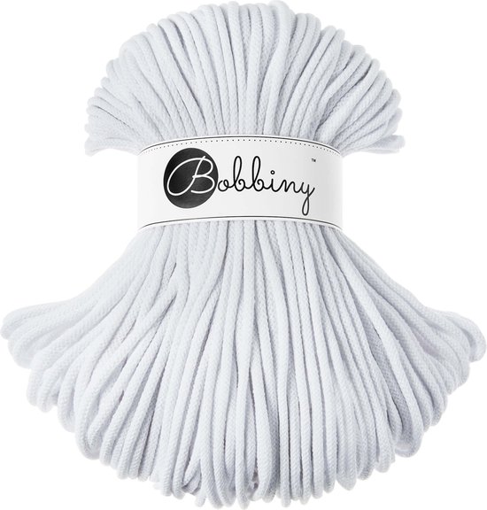 Lichtgrijs Bobbiny macramé garen met papieren wikkel met logo.