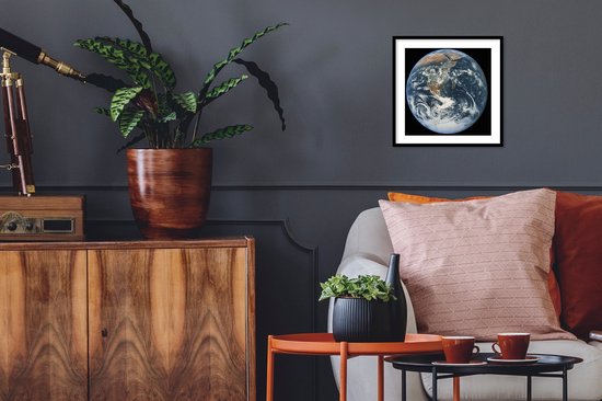 Cadre photo avec affiche - La planète Terre contre un ciel sombre - 40x40 cm - Cadre pour affiche