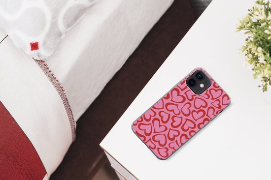 Telefoonhoesje Geschikt voor iPhone 12 hoesje - Een illustratie van behang met rode hartjes - Siliconen Telefoonhoesje Telefoonhoesje