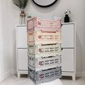 Stapel van vijf opvouwbare Aykasa kratten in pastelkleuren: roze, beige, lichtgrijs en grijs.