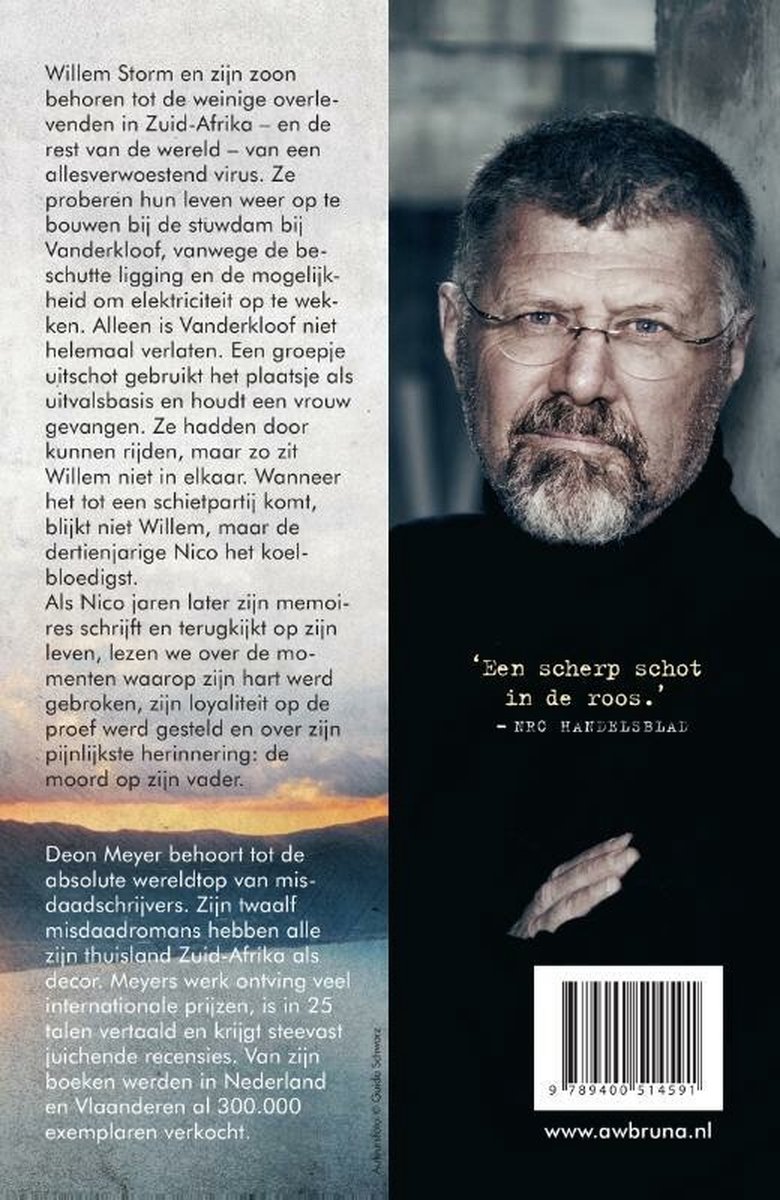 Close-up van een oudere man met bril, grijs baardje en gekruiste armen, met tekst over het boek.