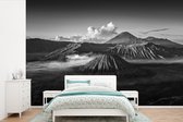 Behang - Fotobehang Indonesië - Vulkaan - Zwart - Wit - Breedte 390 cm x hoogte 260 cm