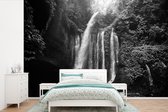 Behang - Fotobehang Indonesië - Waterval - Zwart - Wit - Breedte 390 cm x hoogte 260 cm