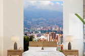 Behang - Fotobehang Het Colombiaanse Medellín dat zich uitstrekt tot aan de berg - Breedte 225 cm x hoogte 350 cm