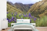 Behang - Fotobehang Inca bergpad naar Machu Picchu met paarse bloemen Peru - Breedte 450 cm x hoogte 300 cm