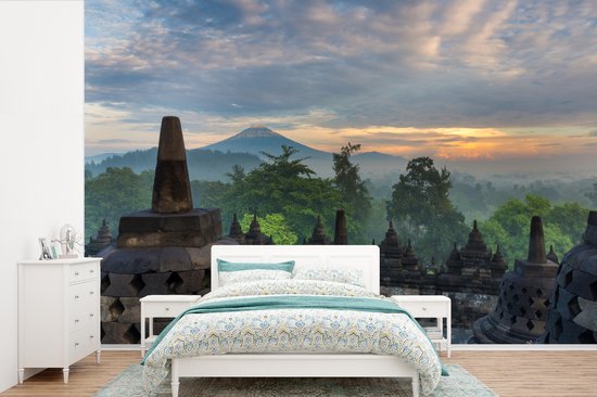 Papier peint vinyle - Lever du soleil au temple de Borobudur en Indonésie largeur 600 cm x hauteur 400 cm - Tirage photo sur papier peint (disponible en 7 tailles)