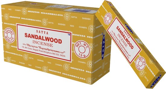 Doos Satya Sandalwood wierook met twee pakjes op de voorgrond. De doos is geel met rode en gouden opdruk.