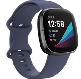 Strap-it Siliconen smartwatch bandje - geschikt voor Fitbit Sense / Sense 2 / Versa 3 / Versa 4 - grijsblauw - Maat: Maat S