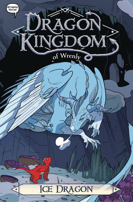 Roman graphique : Dragon Kingdom of Wrenly - Ice Dragon. Un dragon bleu clair sur un rocher avec une petite créature rouge.