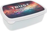 Broodtrommel Wit - Lunchbox - Brooddoos - 'Trust the universe' - Quotes - Spreuken - Jongens - Meisjes - Kinderen - Kind - 18x12x6 cm - Volwassenen