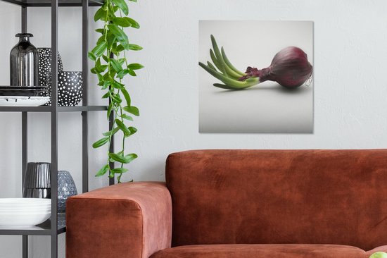 Canvas Schilderij Groene stengel ontspringt uit de bloeiende rode ui - 50x50 cm - Wanddecoratie