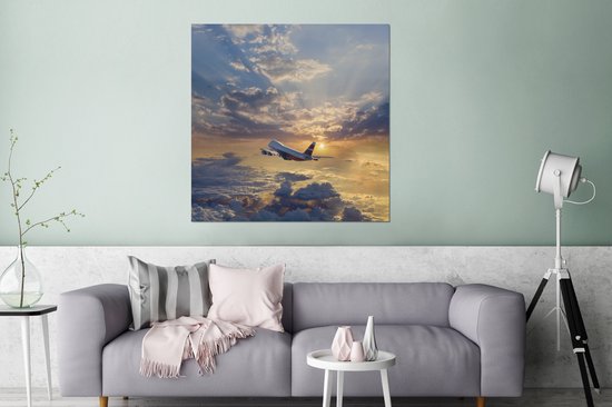 Un avion volant dans le ciel avec des rayons de soleil Aluminium 90x90 cm - Tirage photo sur aluminium (décoration murale en métal)