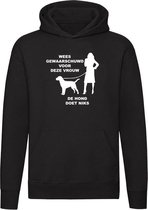 De Hond Doet Niks | Unisex | Trui | Sweater | Hoodie | Capuchon | Zwart Waarschuwing | Hond | Huisdier | Dierendag
