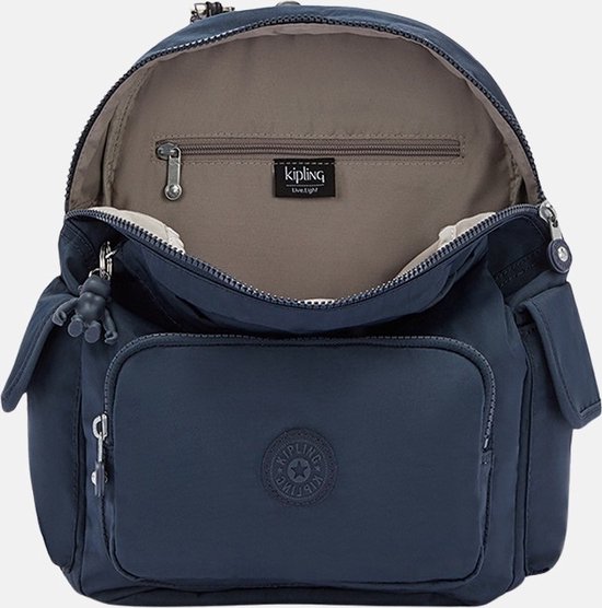 Open donkerblauwe Kipling rugzak met een binnenritsvak en Kipling logo.