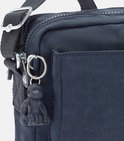 Donkerblauwe Kipling schoudertas, close-up van de voorkant met een aapje als sleutelhanger.