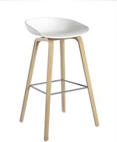 About a Stool AAS 32 - wit - Eiken gezeept - voetbank roestvrij staal - Zithoogte 65 cm