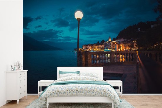 Papier peint photo vinyle - Le Bellagio illuminé au lac de Côme la nuit largeur 450 cm x hauteur 300 cm - Tirage photo sur papier peint (disponible en 7 tailles)