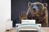 Behang - Fotobehang Grizzlybeer - Dieren - Zwaaien - Breedte 415 cm x hoogte 300 cm