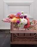 Roze Aykasa Midi krat gevuld met een kleurrijk boeket van dahlia's en andere bloemen.