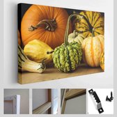 Verscheidenheid aan eetbare en decoratieve kalebassen en pompoenen. Herfstsamenstelling van verschillende soorten squash op houten tafel - Modern Art Canvas - Horizontaal - 1824066