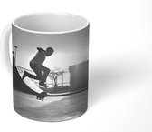 Mok - Een jongen doet een stunt met zijn skateboard tijdens de zonsondergang - zwart wit - 350 ML - Beker