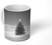 Mok - Kerstboom in de sneeuw bij nacht - zwart wit - 350 ML - Beker - Kerst Cadeau - Kerst Cadeautjes - Kerstcadeau Man - Kerstcadeau Vrouw