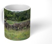 Mok - Olifantenfamilie tussen het hoge gras in het Nationaal park South Luangwa - 350 ML - Beker