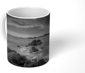 Mok - Een zonsondergang boven Big Sur in Amerika - zwart wit - 350 ML - Beker