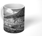 Mok - Luchtfoto van de ruïnes bij Choquequirao in Peru - zwart wit - 350 ML - Beker