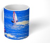 Mok - Twee windsurfers surfen op het water - 350 ML - Beker