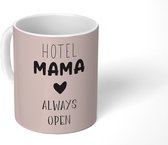 Mok - Koffiemok - Spreuken - Hotel mama always open - Quotes - Moeder - Mokken - 350 ML - Beker - Koffiemokken - Theemok - Mok met tekst