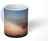Mok - Zwerm spreeuwen bij een kleurrijke zonsondergang - 350 ML - Beker