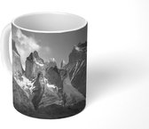 Mok - Zonnestralen op de bergen in het Nationaal park Patagonia in Chili - zwart wit - 350 ML - Beker