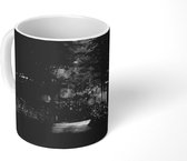 Mok - zomernacht met een aantal gloeiwormen boven een weg - zwart wit - 350 ML - Beker