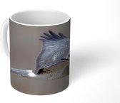 Mok - Een vliegende blauwe kiekendief vervaagde achtergrond - 350 ML - Beker