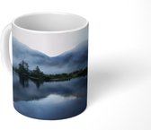 Mok - Reflectie van mist, bomen en bergen in het water - 350 ML - Beker