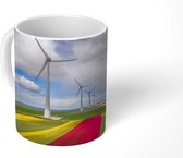 Mok - Een tulpenveld naast windmolens vlakbij Urk - 350 ML - Beker