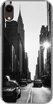 Geschikt voor iPhone XR hoesje - Een rustige straat in New York in zwart-wit - Siliconen Telefoonhoesje