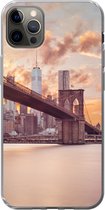 iPhone 13 Pro Max hoesje - Brooklyn Brug en de skyline van New York tijdens zonsondergang - Siliconen Telefoonhoesje