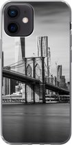 Geschikt voor iPhone 12 hoesje - Architectuur - New York - Brooklyn Bridge - Water - Zwart wit - Siliconen Telefoonhoesje