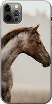 Geschikt voor iPhone 12 Pro Max hoesje - Paard - Mist - Natuur - Siliconen Telefoonhoesje