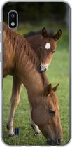 Geschikt voor Samsung Galaxy A10 hoesje - Paarden - Gras - Portret - Siliconen Telefoonhoesje