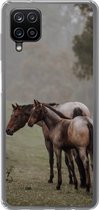 Geschikt voor Samsung Galaxy A12 hoesje - Paarden - Natuur - Mist - Siliconen Telefoonhoesje