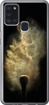Geschikt voor Samsung Galaxy A21s hoesje - Goud poeder op een zwarte achtergrond - Siliconen Telefoonhoesje