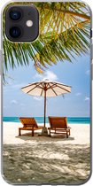 Geschikt voor iPhone 12 mini hoesje - Strand - Strandstoel - Parasol - Siliconen Telefoonhoesje