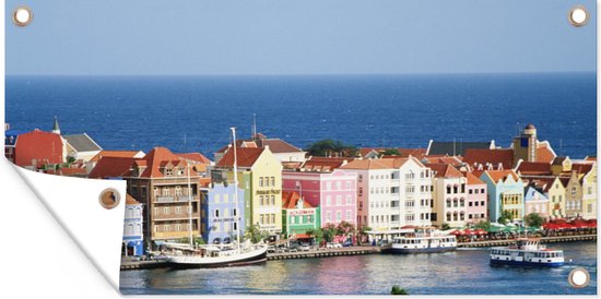 Tuinposter Uitzicht op de huizen van Willemstad in Curaçao - 80x40 cm - Wanddecoratie Buiten - Tuinposter - Tuindoek - Schuttingposter - Tuinschilderij
